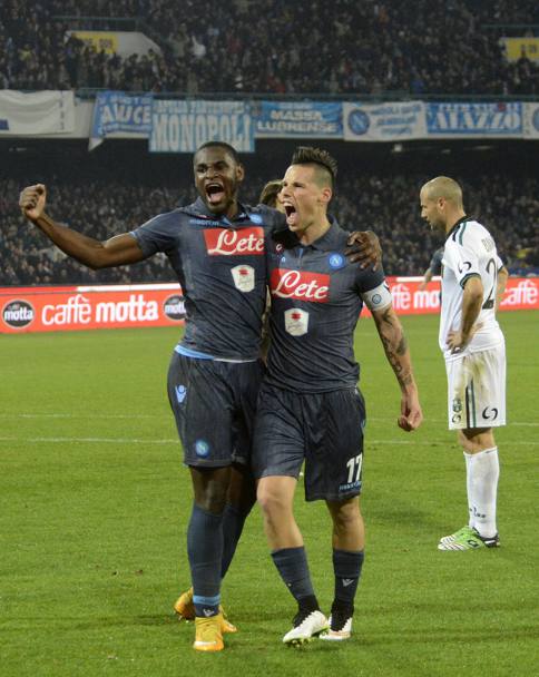 Il Napoli batte 2-0 il Sassuolo grazie ai gol di Dusan Zapata e Marek Hamsik: la Roma ora  lontana solo 3 punti. Ap